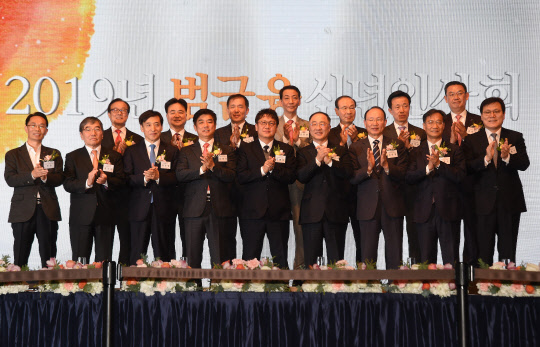 3일 서울 중구 롯데호텔에서 열린 '2019년 범금융 신년인사회'에 참석한 홍남기 경제부총리 겸 기획재정부 장관(앞줄 오른쪽에서 네번째)등 당국 수장들과 금융권 최고경영자(CEO) 등이 기념 촬영을 하고 있다.  기재부 제공